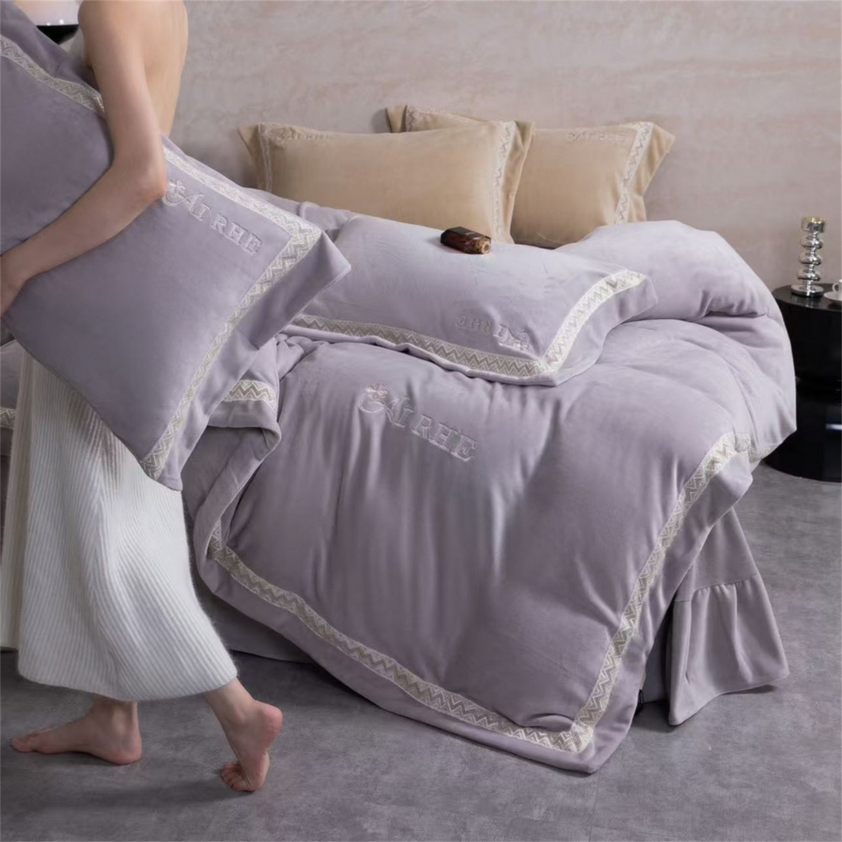 91家纺网 家纺一手货源 找家纺 玖琳家纺 2025新款双面240克全消牛奶绒铂金牛奶绒四件套-罗伦丝系列 魅力紫