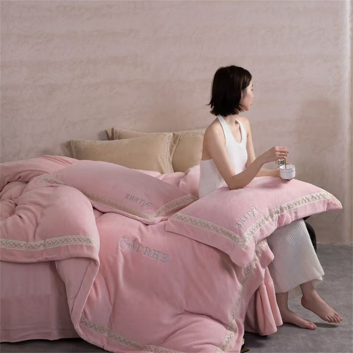 91家纺网 家纺一手货源 找家纺 玖琳家纺 2025新款双面240克全消牛奶绒铂金牛奶绒四件套-罗伦丝系列 蜜桃粉