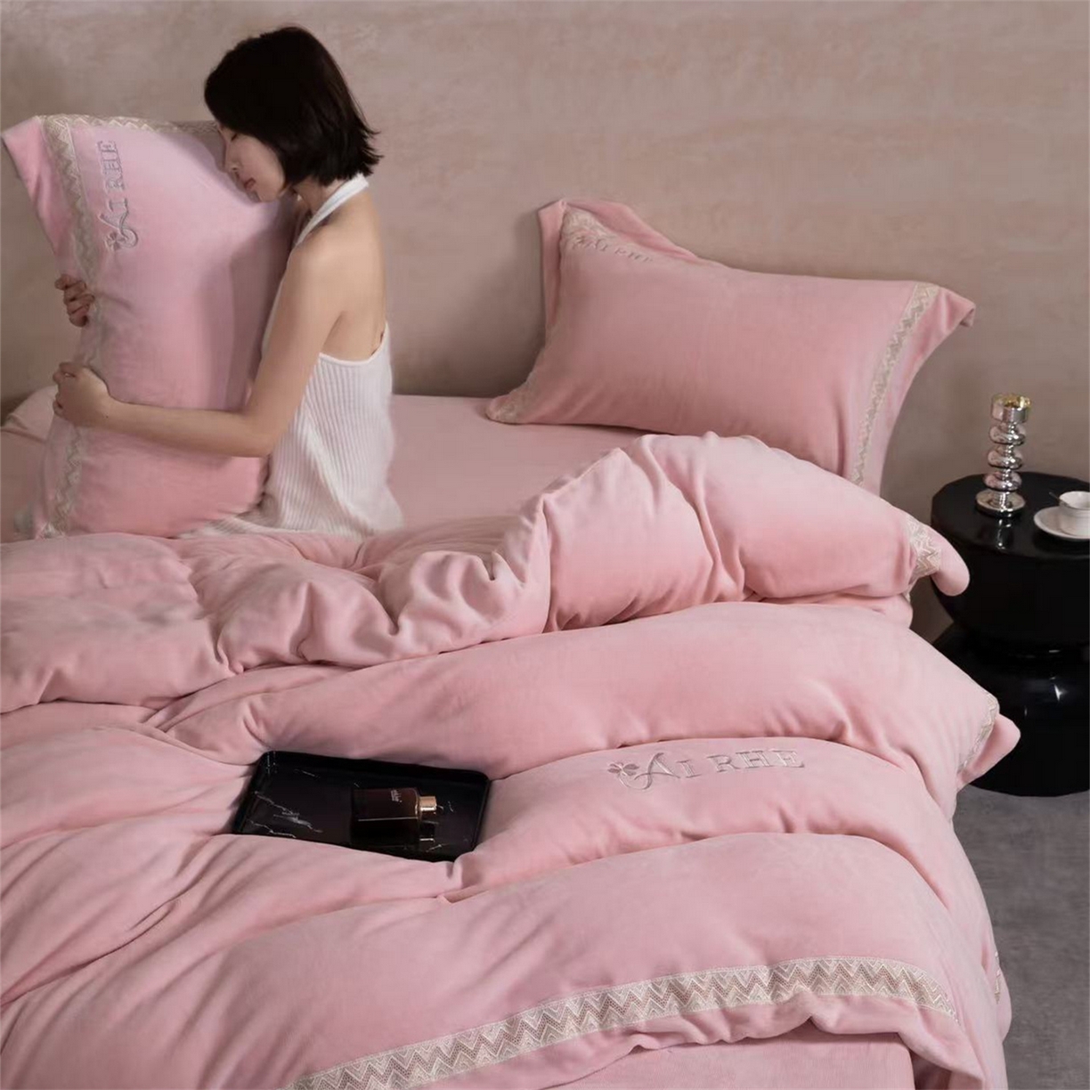 91家纺网 家纺一手货源 找家纺 玖琳家纺 2025新款双面240克全消牛奶绒铂金牛奶绒四件套-罗伦丝系列 蜜桃粉