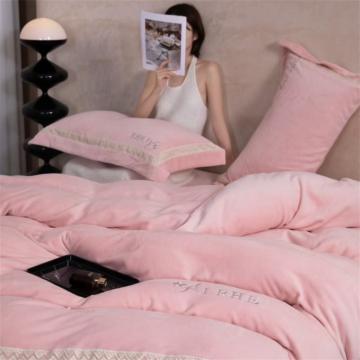 91家纺网 家纺一手货源 找家纺 玖琳家纺 2025新款双面240克全消牛奶绒铂金牛奶绒四件套-罗伦丝系列 蜜桃粉