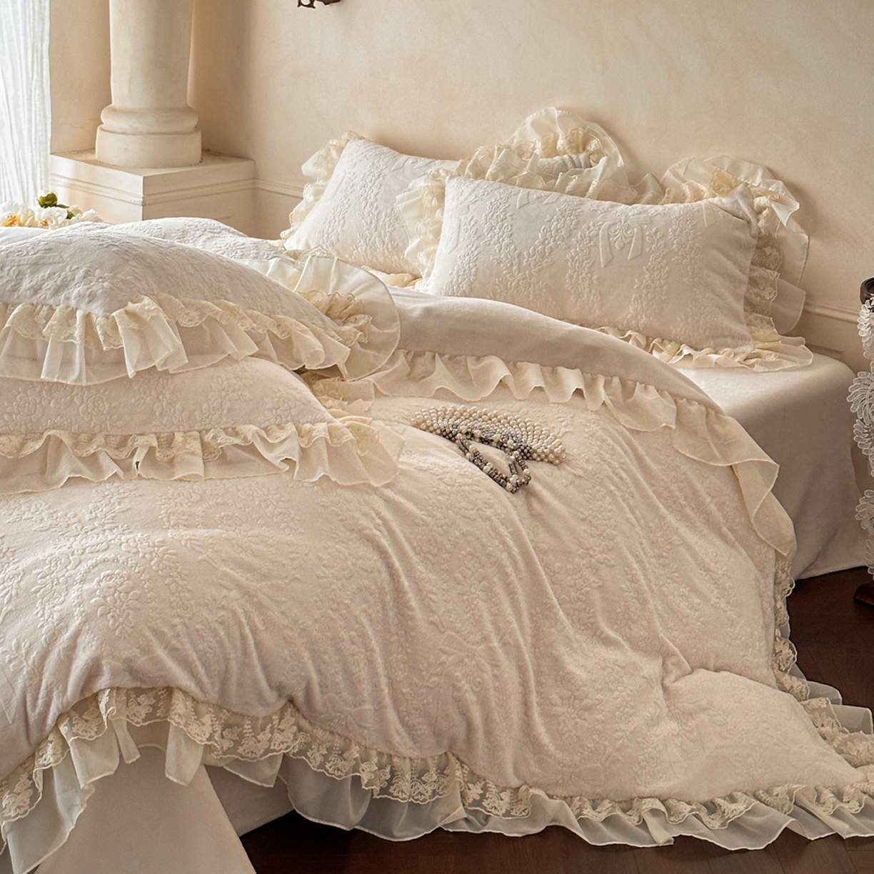 91家纺网 家纺一手货源 找家纺 你好美丽 2025新款立体雕花牛奶绒双层花边四件套-玛丽系列 玛丽白