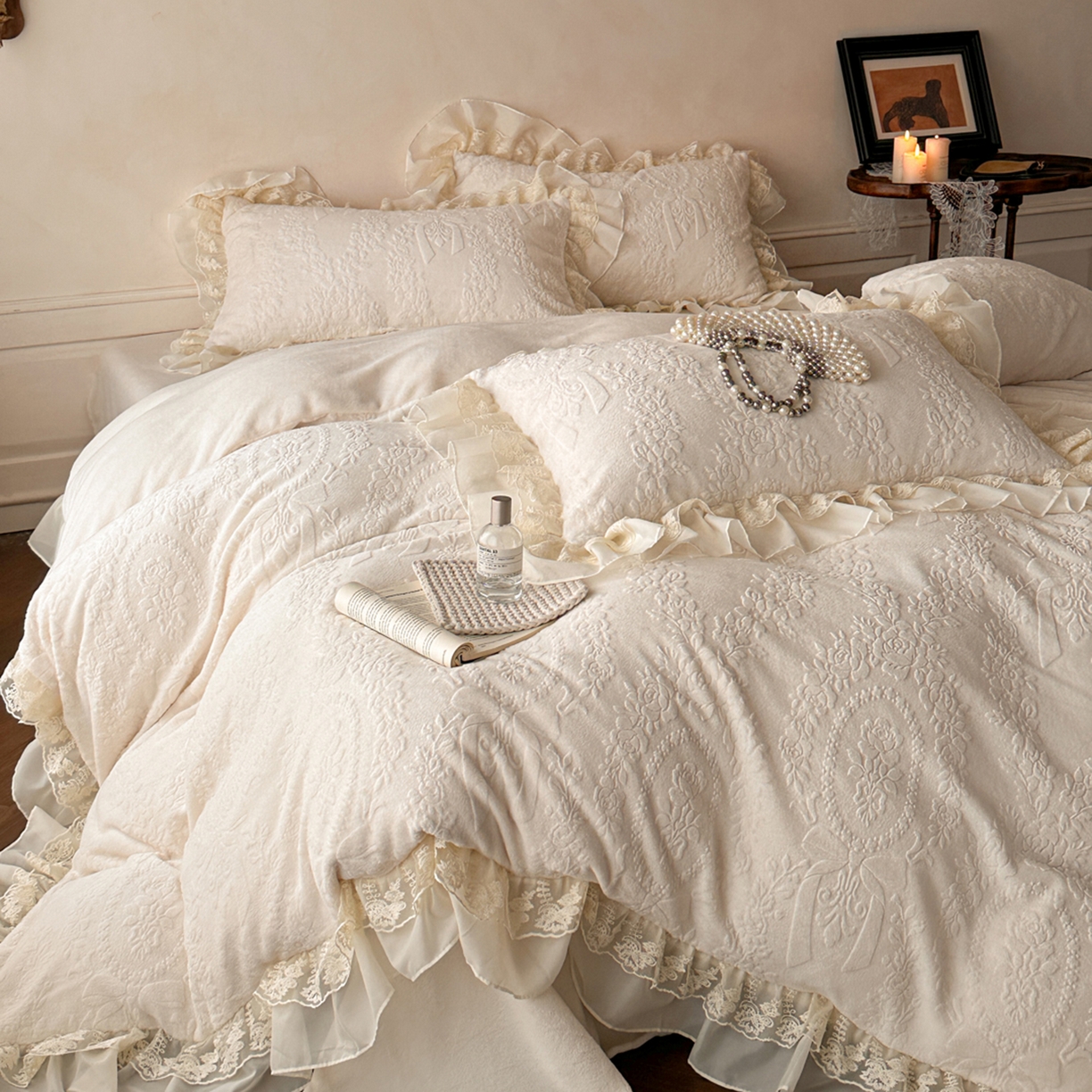 91家纺网 家纺一手货源 找家纺 你好美丽 2025新款立体雕花牛奶绒双层花边四件套-玛丽系列 玛丽白