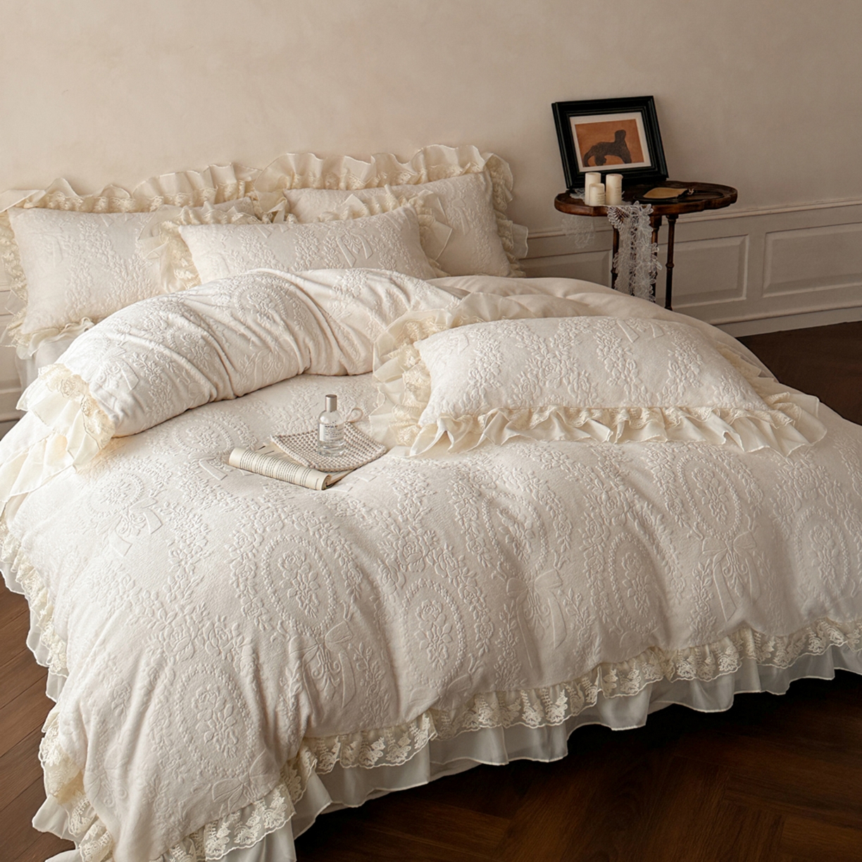 91家纺网 家纺一手货源 找家纺 你好美丽 2025新款立体雕花牛奶绒双层花边四件套-玛丽系列 玛丽白