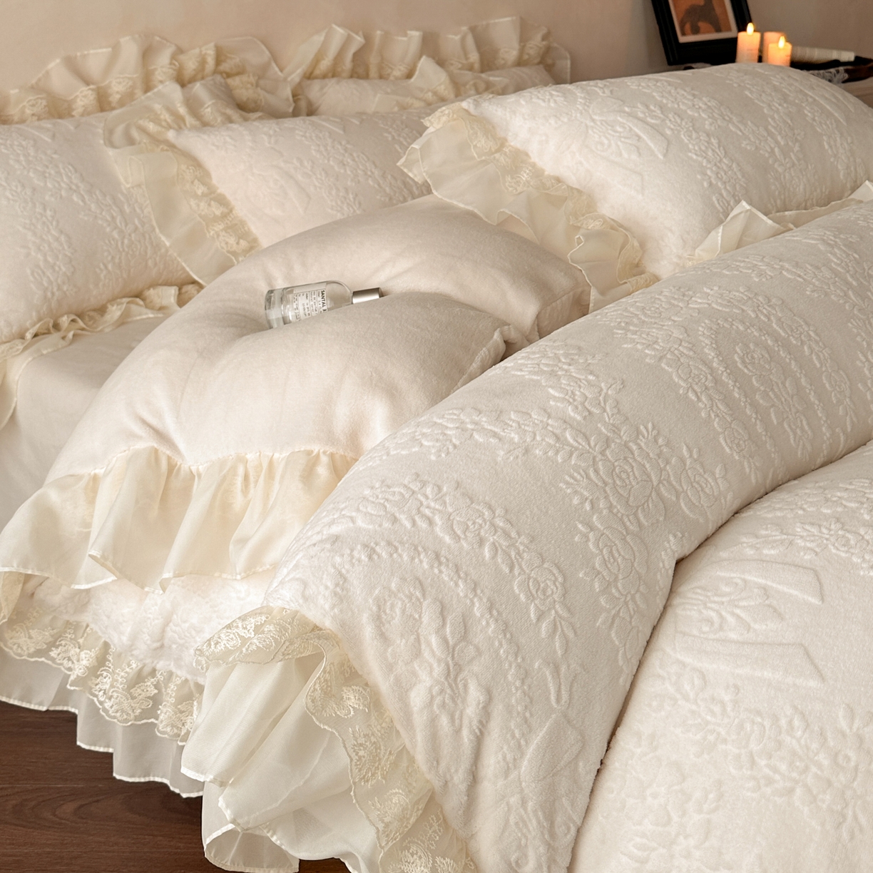 91家纺网 家纺一手货源 找家纺 你好美丽 2025新款立体雕花牛奶绒双层花边四件套-玛丽系列 玛丽白