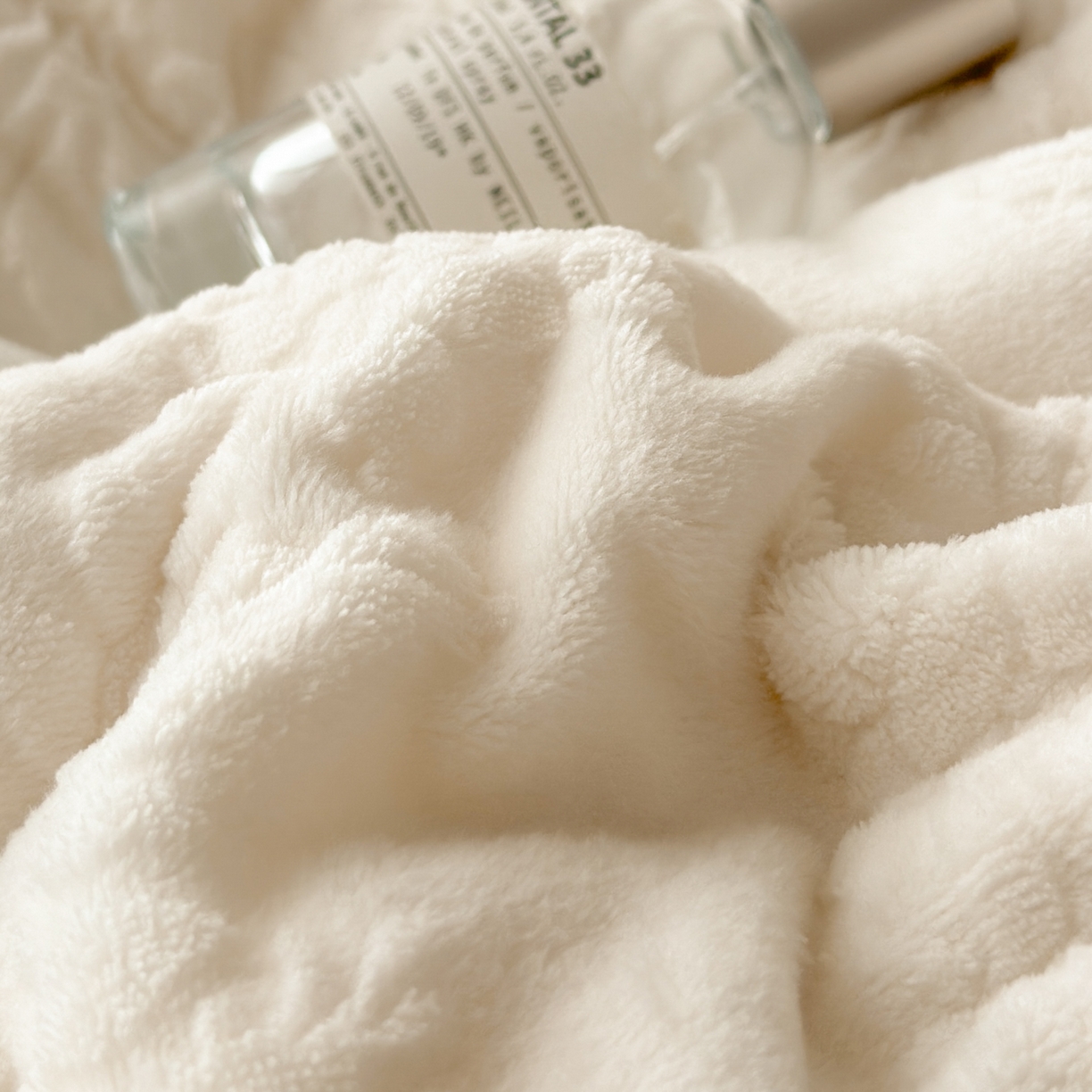 91家纺网 家纺一手货源 找家纺 你好美丽 2025新款立体雕花牛奶绒双层花边四件套-玛丽系列 玛丽白