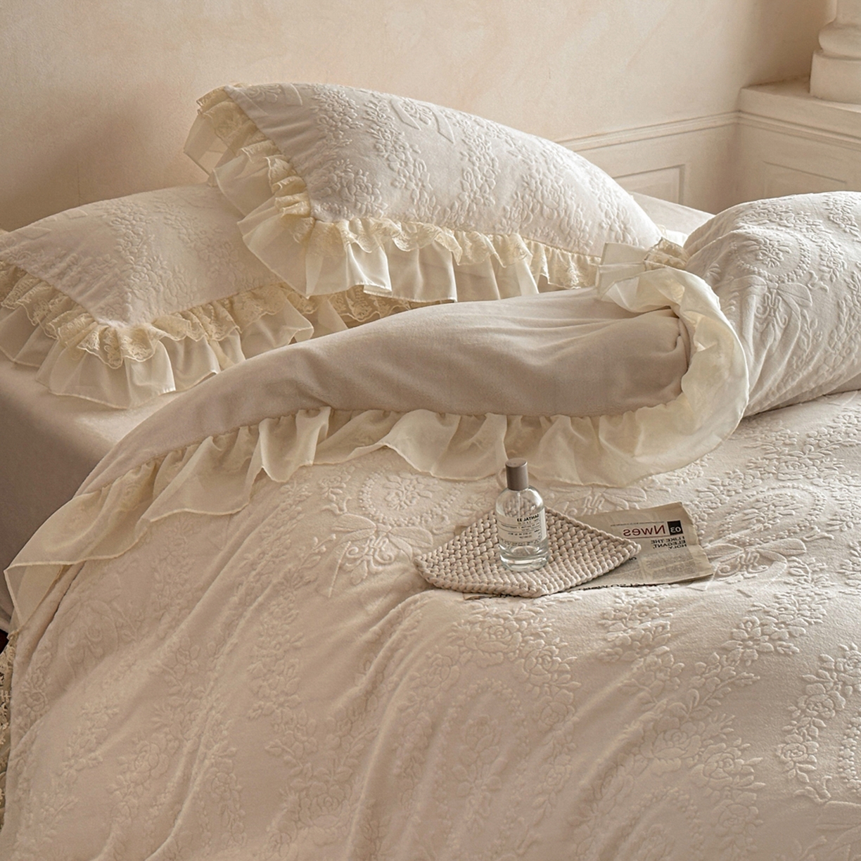 91家纺网 家纺一手货源 找家纺 你好美丽 2025新款立体雕花牛奶绒双层花边四件套-玛丽系列 玛丽白