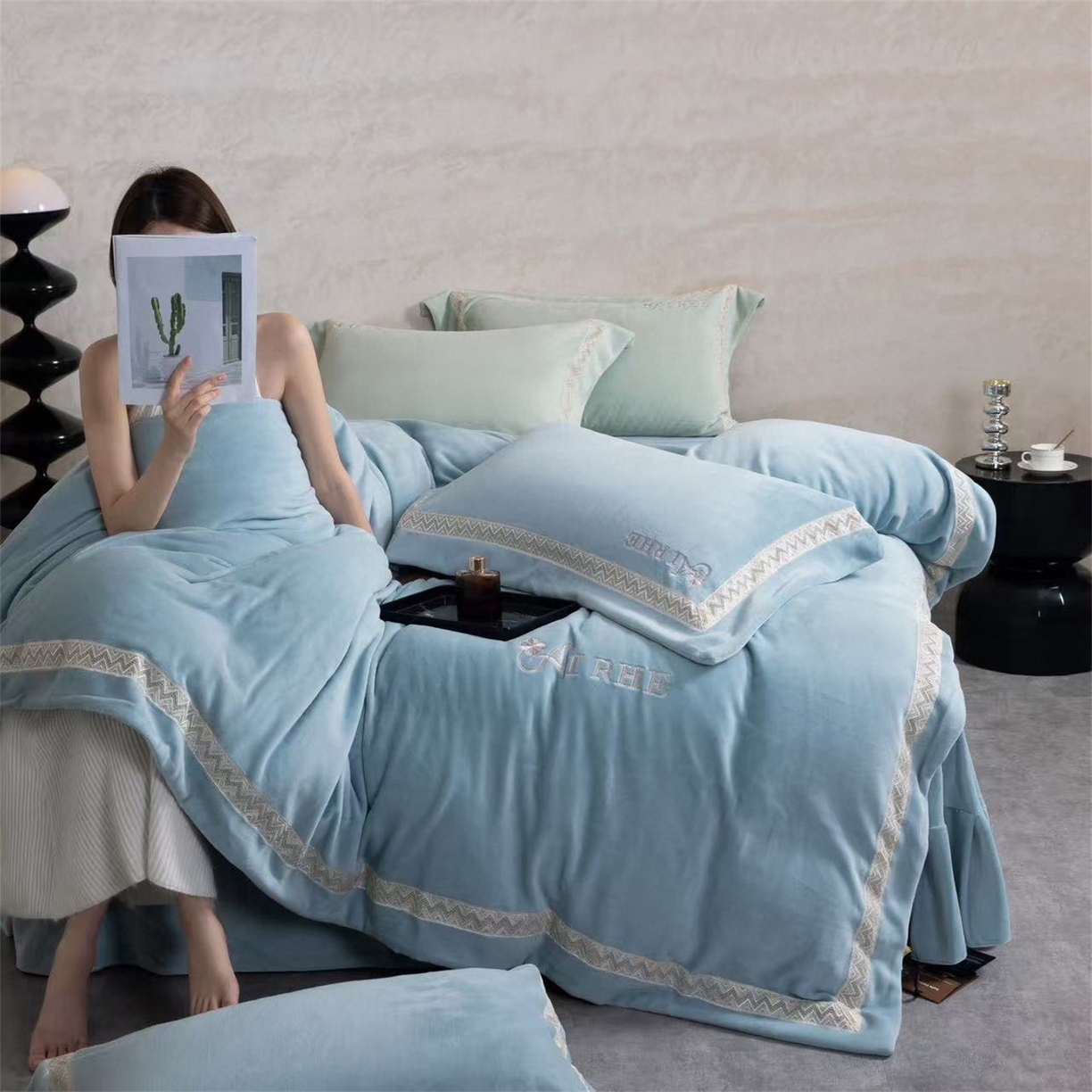 玖琳家纺 2025新款双面240克全消牛奶绒铂金牛奶绒四件套-罗伦丝系列 湖蓝色