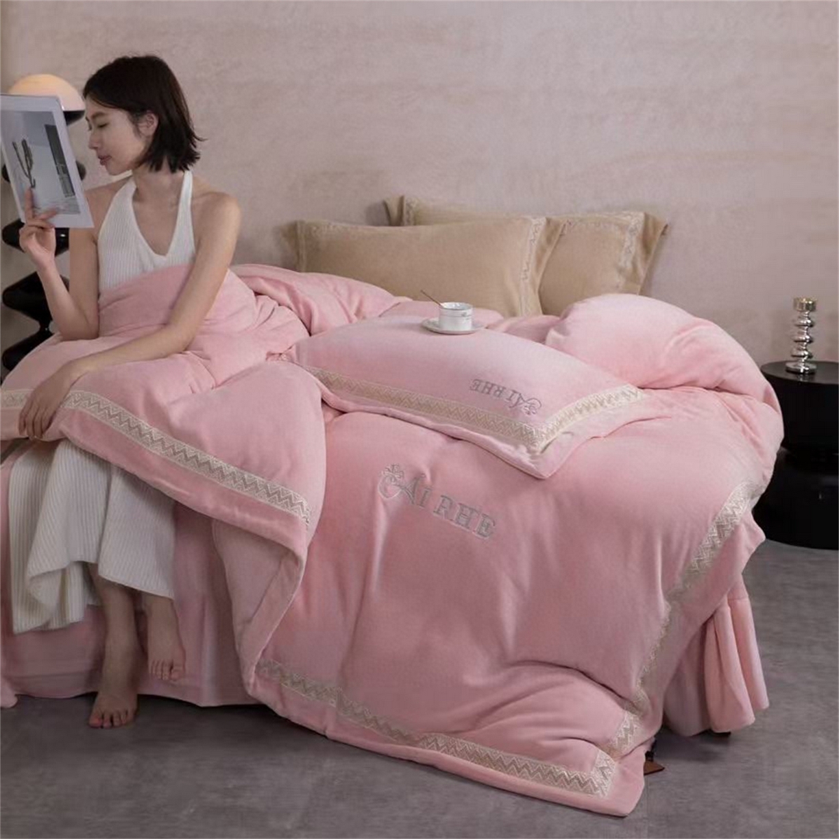 玖琳家纺 2025新款双面240克全消牛奶绒铂金牛奶绒四件套-罗伦丝系列 蜜桃粉