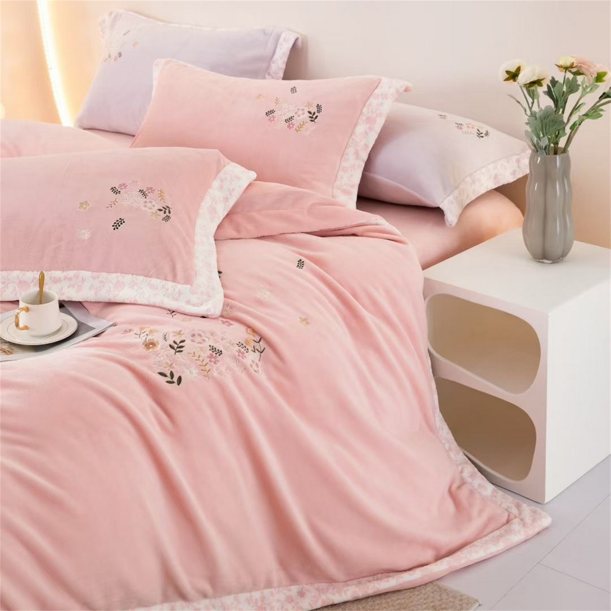 91家纺网 家纺一手货源 找家纺 （总）玖琳家纺 2025新款双面240克全消牛奶绒铂金牛奶绒四件套-漫影系列