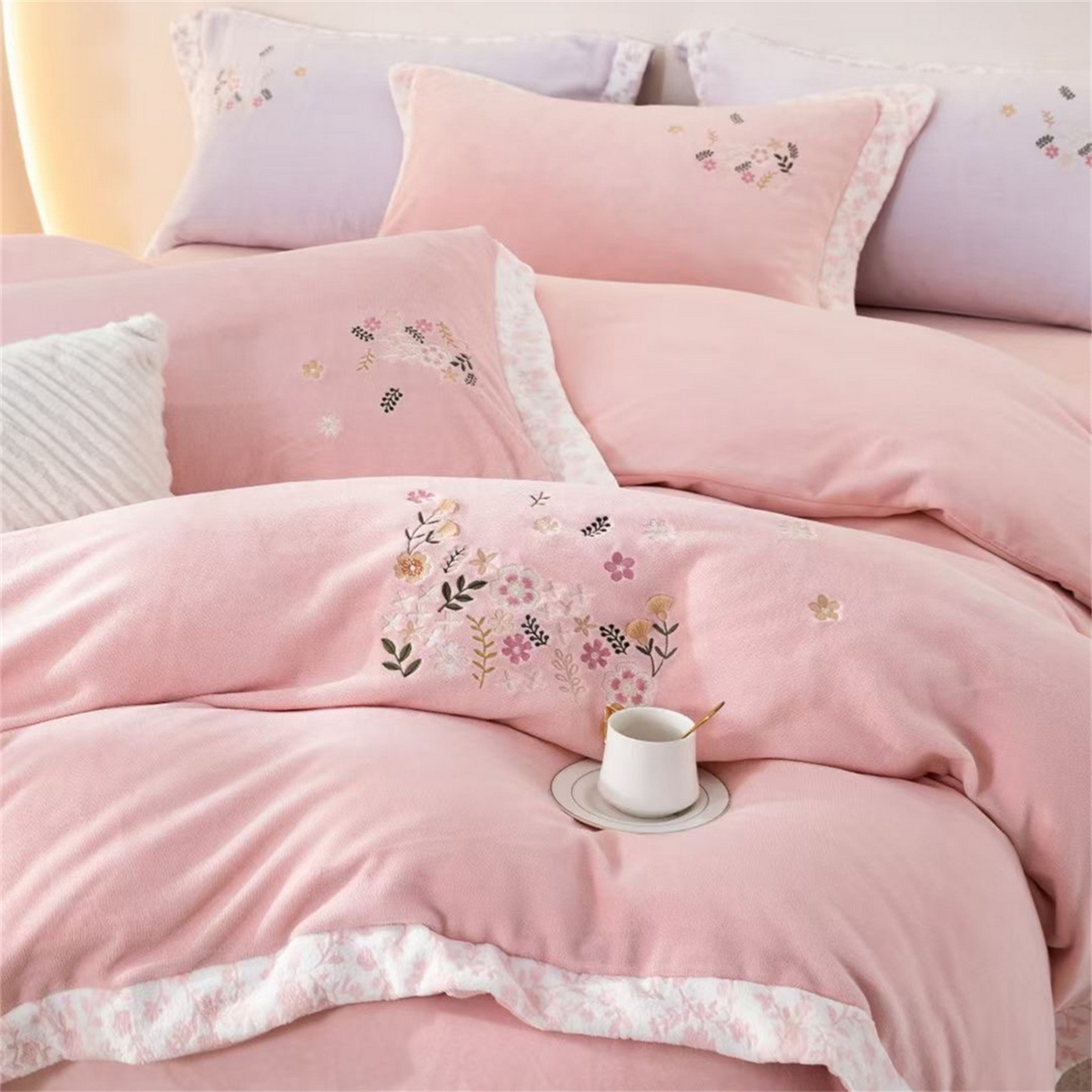 91家纺网 家纺一手货源 找家纺 玖琳家纺 2025新款双面240克全消牛奶绒铂金牛奶绒四件套-漫影系列 粉色