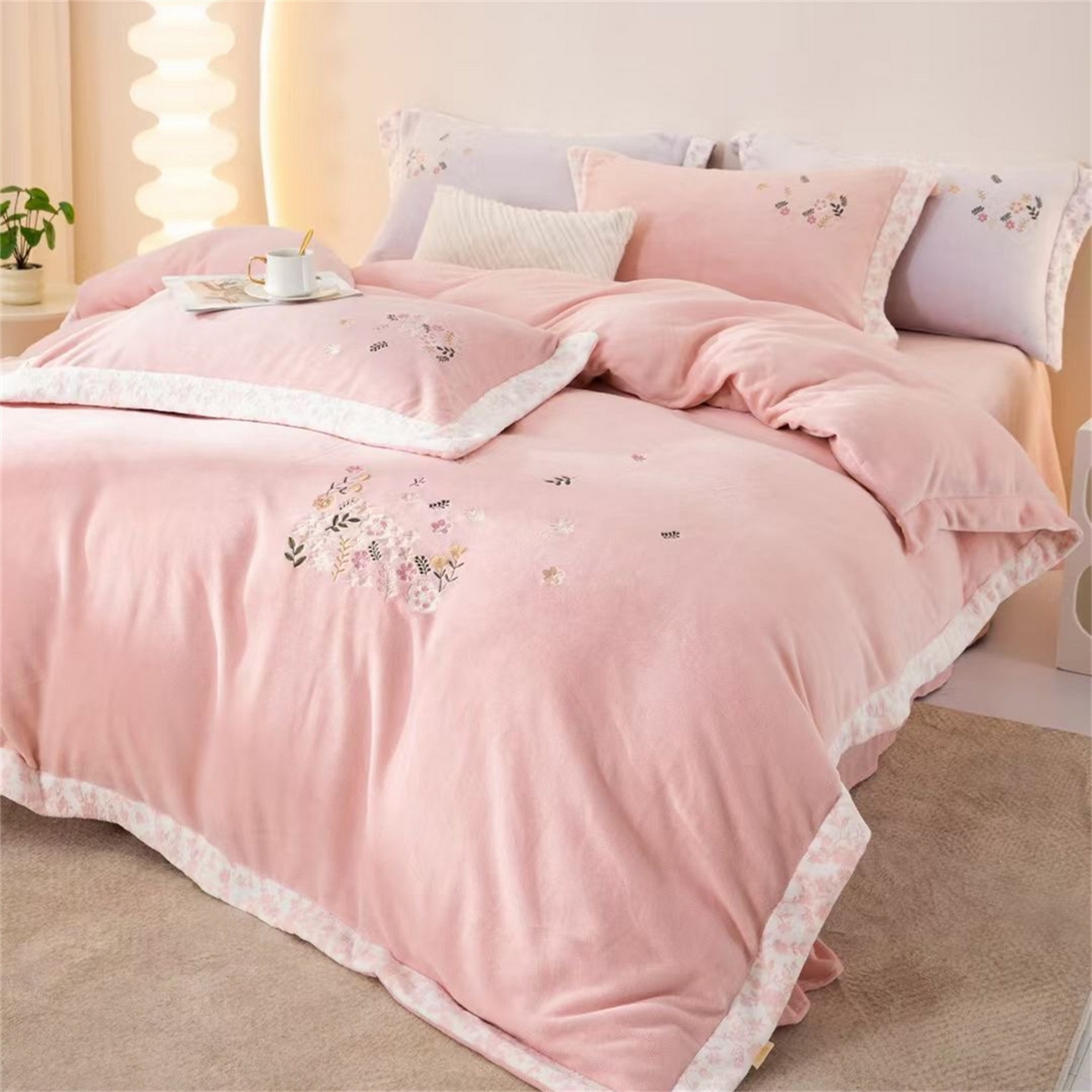 91家纺网 家纺一手货源 找家纺 玖琳家纺 2025新款双面240克全消牛奶绒铂金牛奶绒四件套-漫影系列 粉色