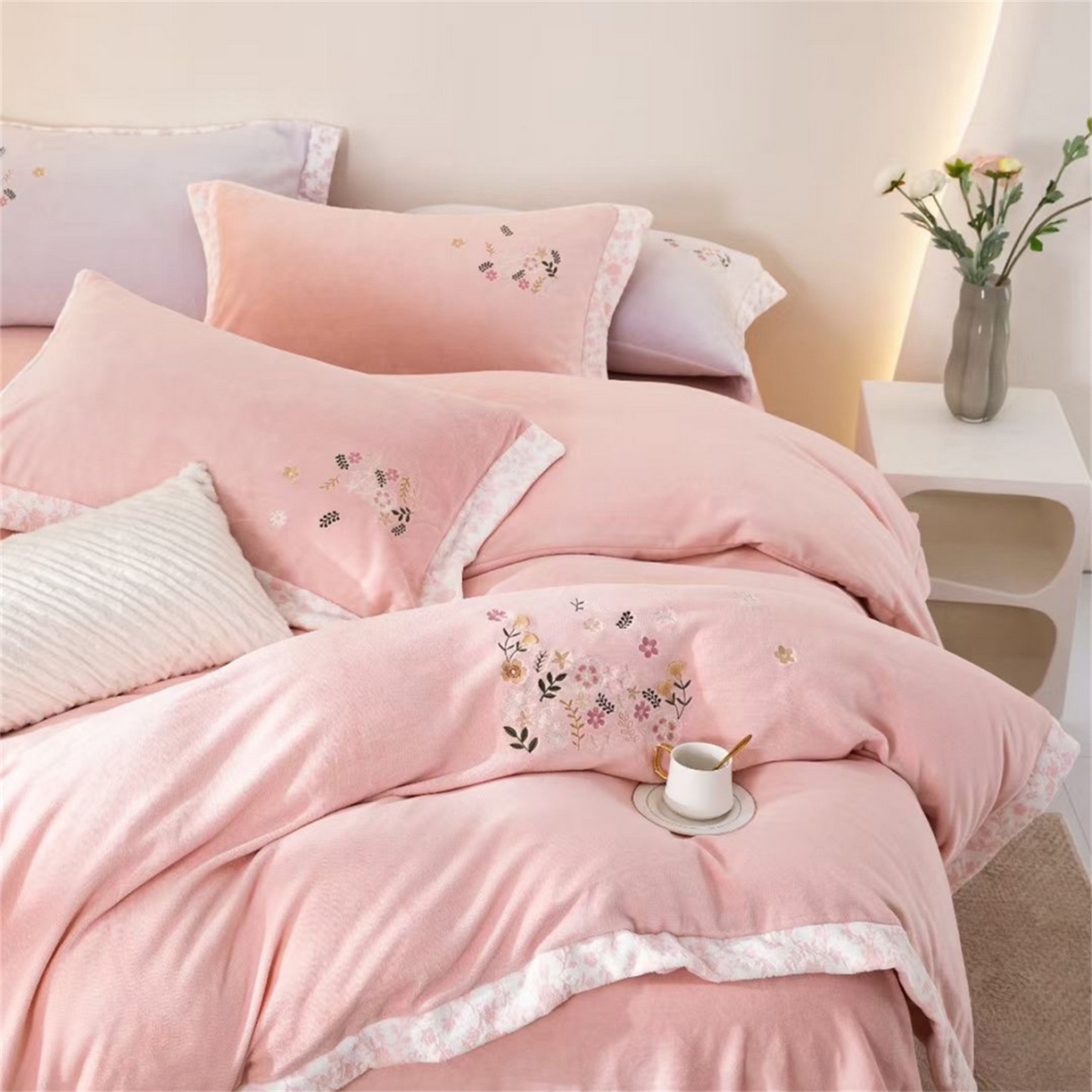 91家纺网 家纺一手货源 找家纺 玖琳家纺 2025新款双面240克全消牛奶绒铂金牛奶绒四件套-漫影系列 粉色