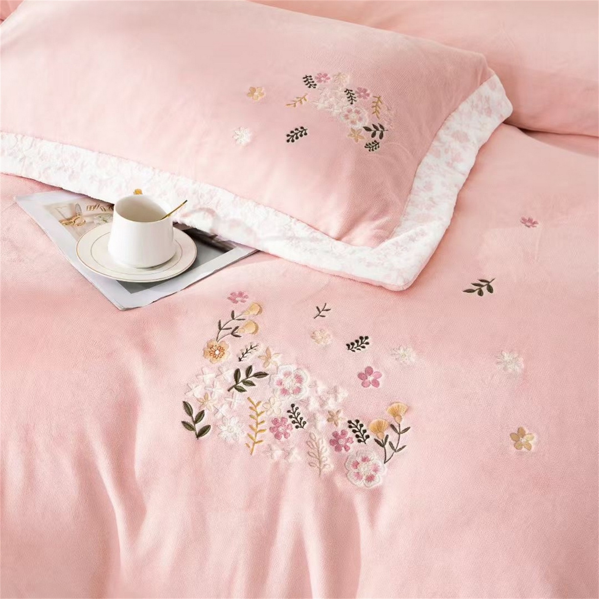 91家纺网 家纺一手货源 找家纺 玖琳家纺 2025新款双面240克全消牛奶绒铂金牛奶绒四件套-漫影系列 粉色