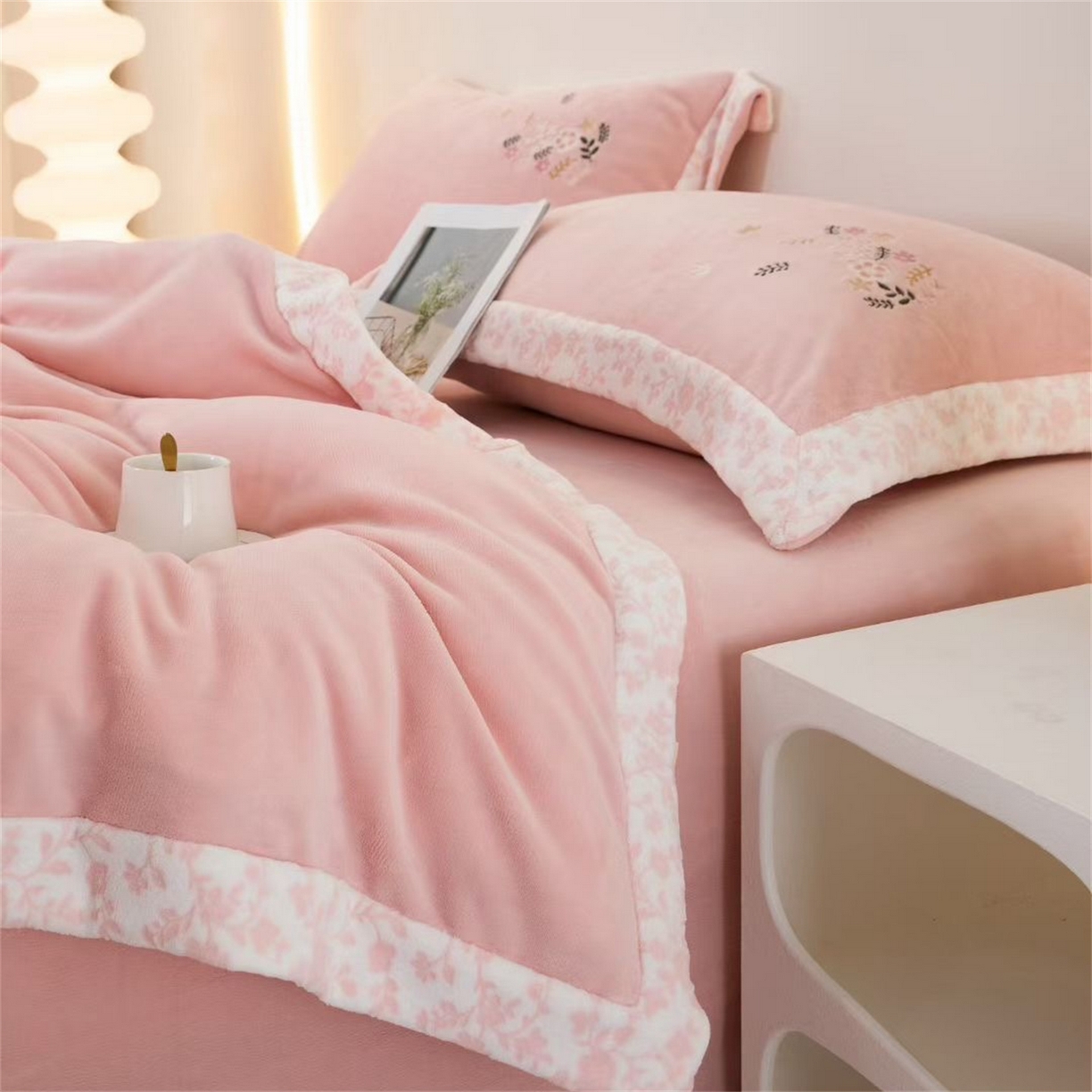 91家纺网 家纺一手货源 找家纺 玖琳家纺 2025新款双面240克全消牛奶绒铂金牛奶绒四件套-漫影系列 粉色
