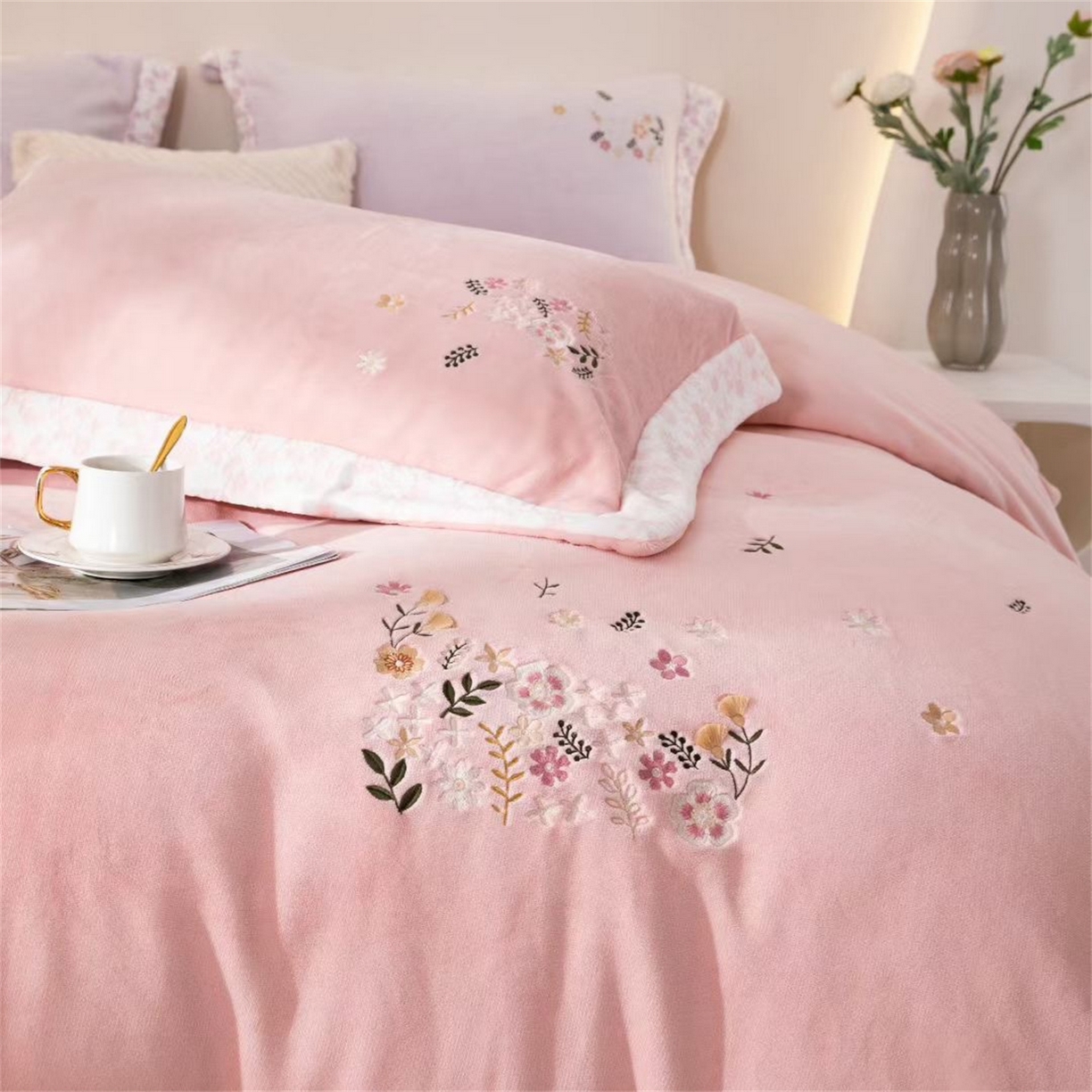 91家纺网 家纺一手货源 找家纺 玖琳家纺 2025新款双面240克全消牛奶绒铂金牛奶绒四件套-漫影系列 粉色