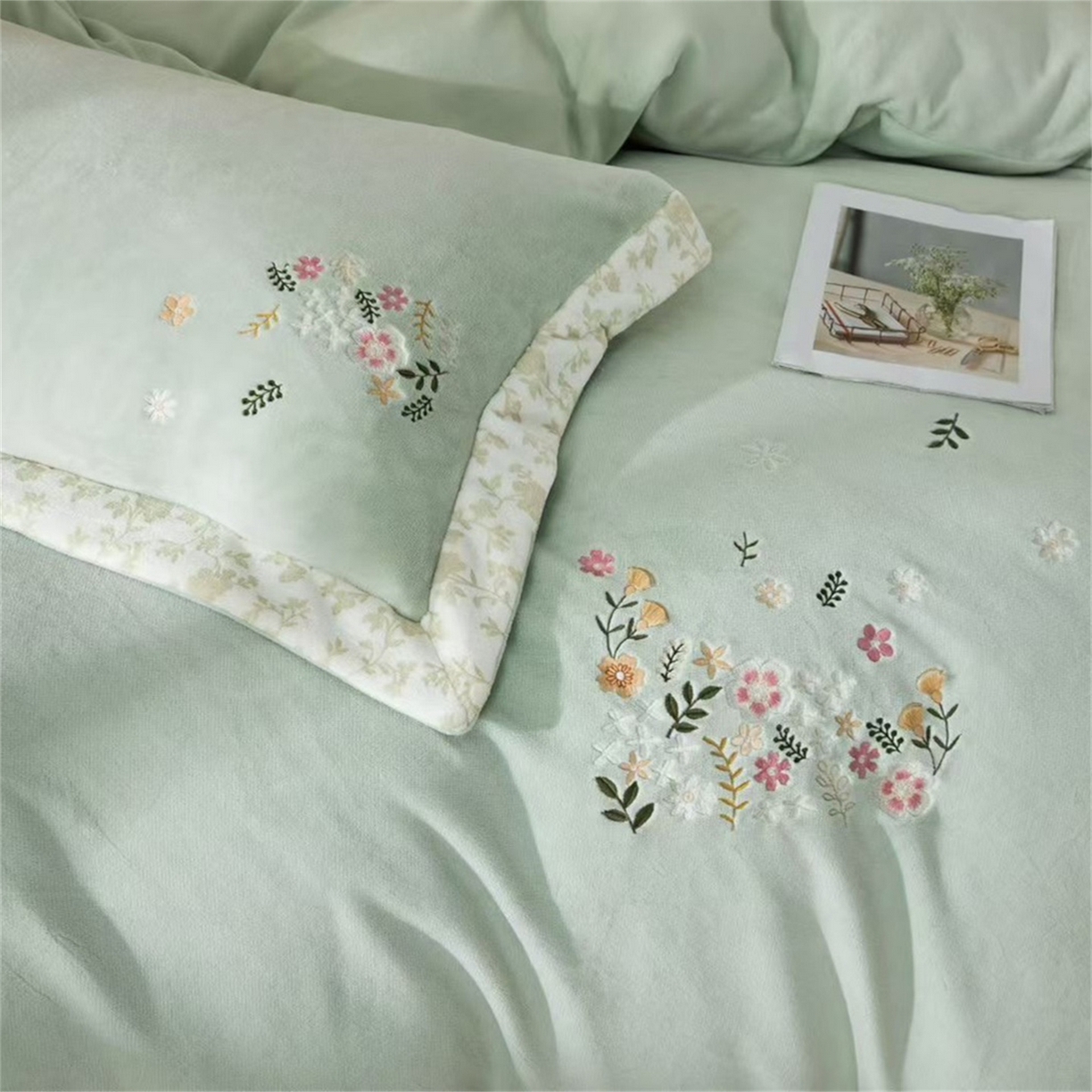 91家纺网 家纺一手货源 找家纺 玖琳家纺 2025新款双面240克全消牛奶绒铂金牛奶绒四件套-漫影系列 清草绿