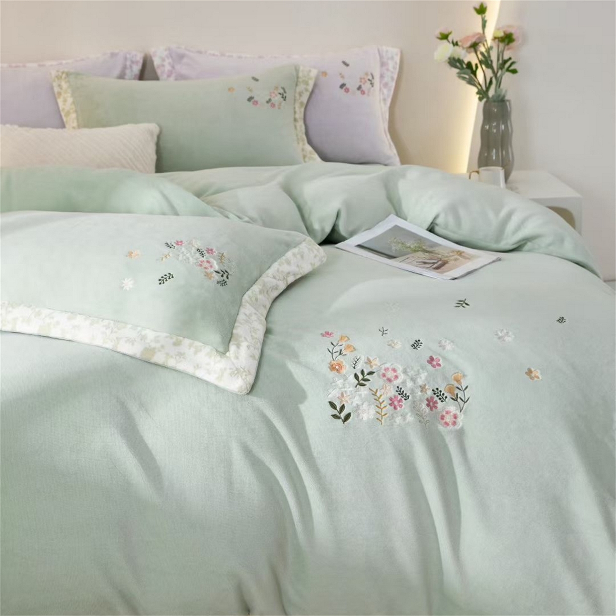 91家纺网 家纺一手货源 找家纺 玖琳家纺 2025新款双面240克全消牛奶绒铂金牛奶绒四件套-漫影系列 清草绿