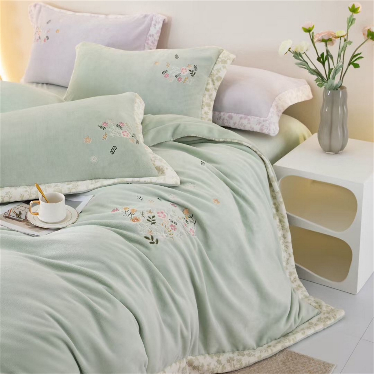 91家纺网 家纺一手货源 找家纺 玖琳家纺 2025新款双面240克全消牛奶绒铂金牛奶绒四件套-漫影系列 清草绿