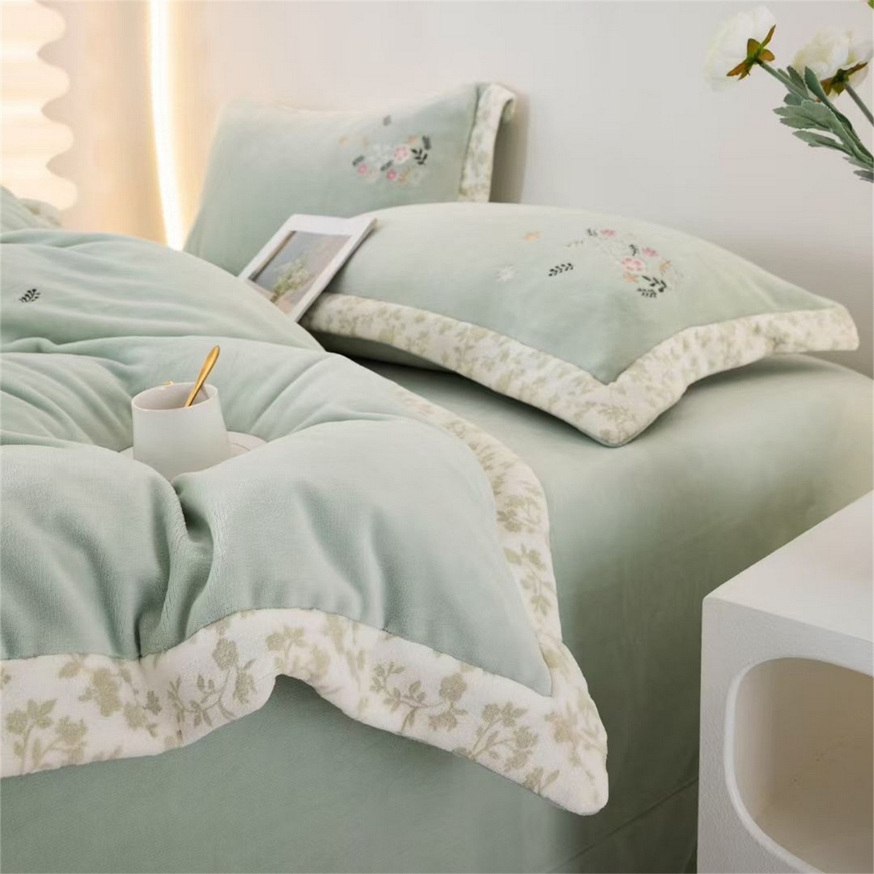 91家纺网 家纺一手货源 找家纺 玖琳家纺 2025新款双面240克全消牛奶绒铂金牛奶绒四件套-漫影系列 清草绿