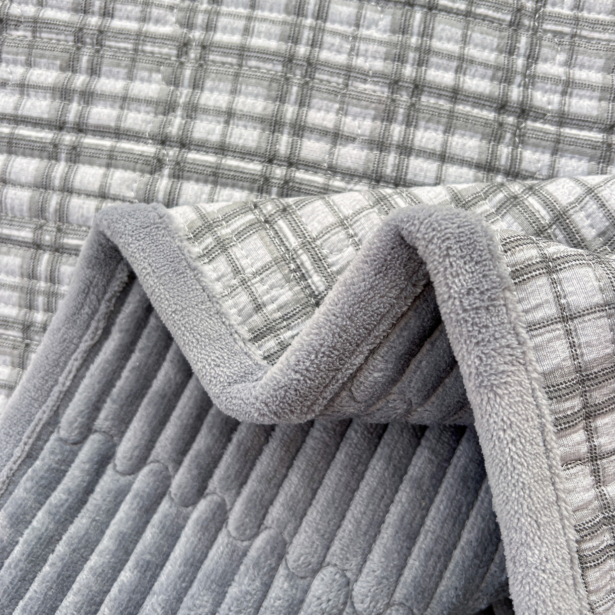 91家纺网 家纺一手货源 找家纺 恒尚居 2025新款双层纱牛奶绒床盖双面两用夹棉床单床垫-秋冬款 四季通用 时光蝴蝶结-灰【A双层纱-B牛奶绒】