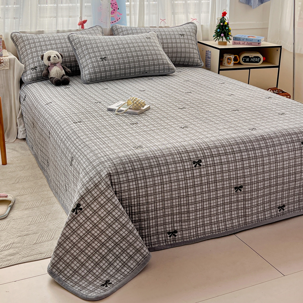 91家纺网 家纺一手货源 找家纺 恒尚居 2025新款双层纱牛奶绒床盖双面两用夹棉床单床垫-秋冬款 四季通用 时光蝴蝶结-灰【A双层纱-B牛奶绒】