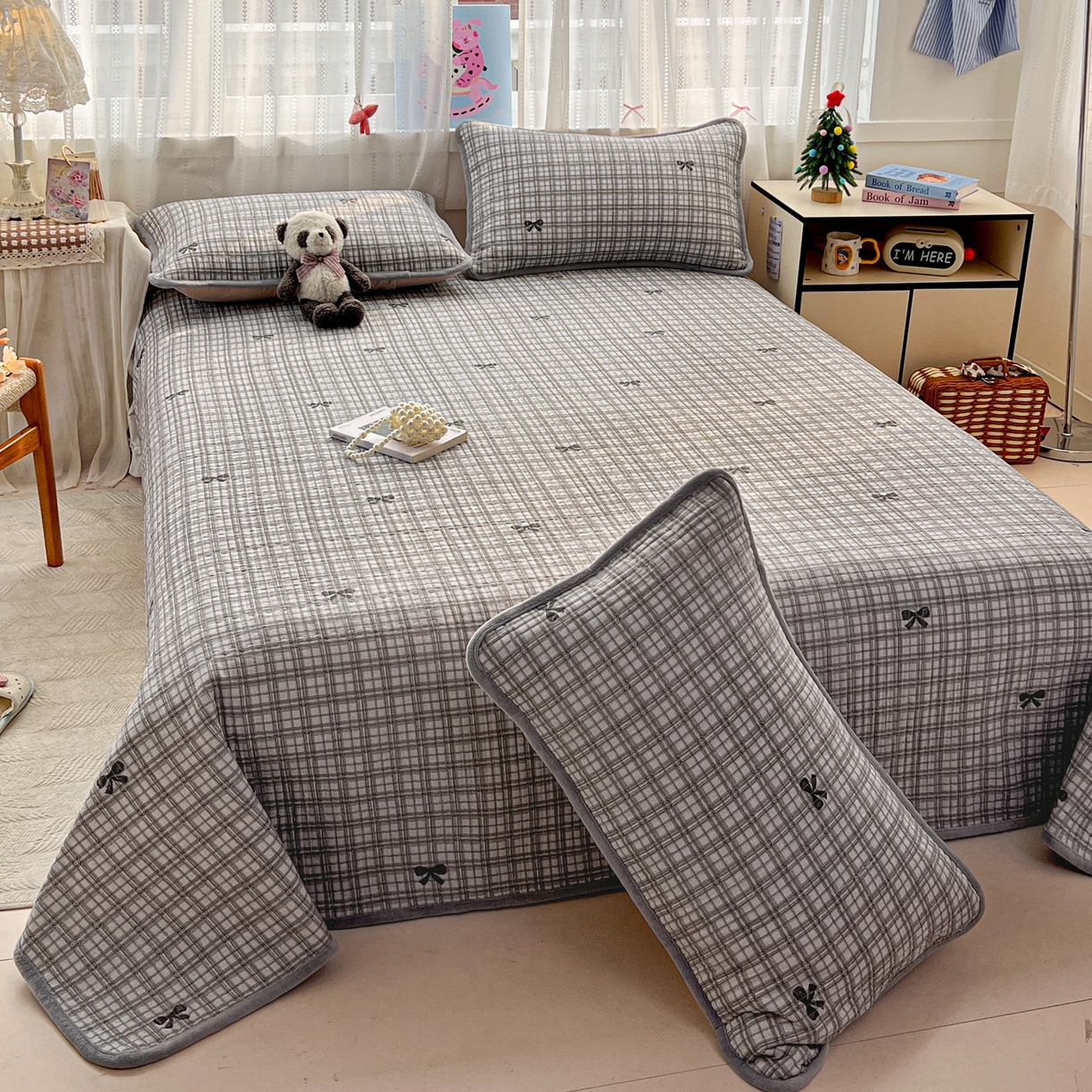 91家纺网 家纺一手货源 找家纺 恒尚居 2025新款双层纱牛奶绒床盖双面两用夹棉床单床垫-秋冬款 四季通用 时光蝴蝶结-灰【A双层纱-B牛奶绒】