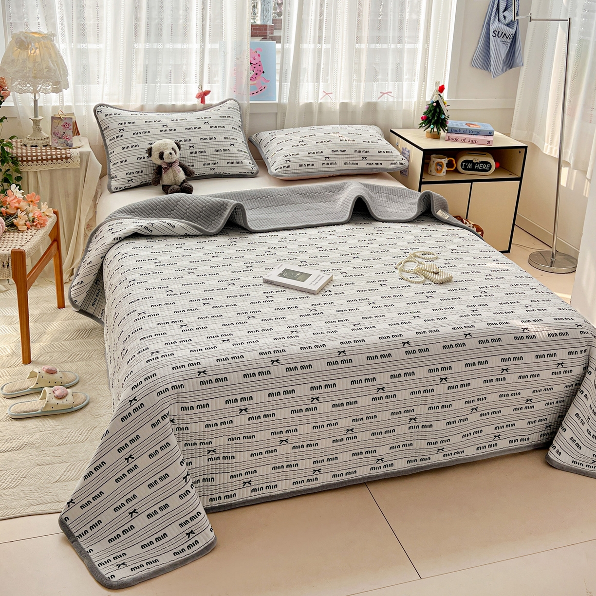 91家纺网 家纺一手货源 找家纺 恒尚居 2025新款双层纱牛奶绒床盖双面两用夹棉床单床垫-秋冬款 四季通用 miu miu【A双层纱-B牛奶绒】