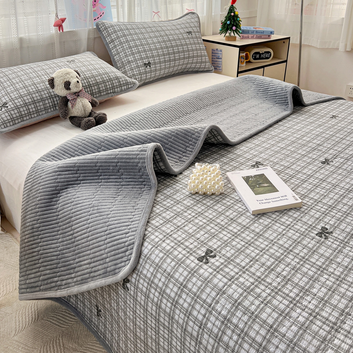 91家纺网 家纺一手货源 找家纺 恒尚居 2025新款双层纱牛奶绒床盖双面两用夹棉床单床垫-秋冬款 四季通用 时光蝴蝶结-灰【A双层纱-B牛奶绒】