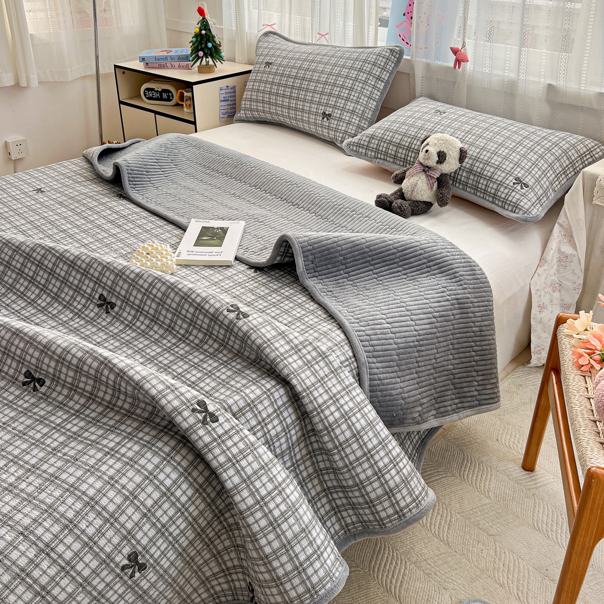 91家纺网 家纺一手货源 找家纺 恒尚居 2025新款双层纱牛奶绒床盖双面两用夹棉床单床垫-秋冬款 四季通用 时光蝴蝶结-灰【A双层纱-B牛奶绒】