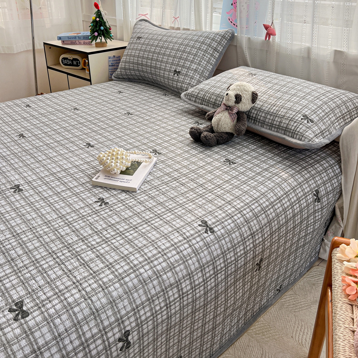 91家纺网 家纺一手货源 找家纺 恒尚居 2025新款双层纱牛奶绒床盖双面两用夹棉床单床垫-秋冬款 四季通用 时光蝴蝶结-灰【A双层纱-B牛奶绒】