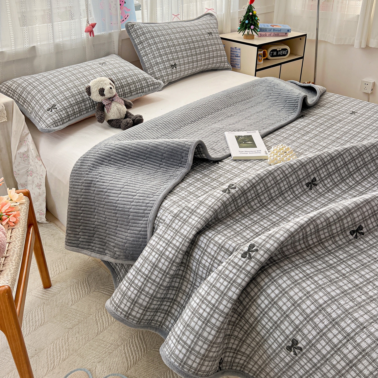 91家纺网 家纺一手货源 找家纺 恒尚居 2025新款双层纱牛奶绒床盖双面两用夹棉床单床垫-秋冬款 四季通用 时光蝴蝶结-灰【A双层纱-B牛奶绒】