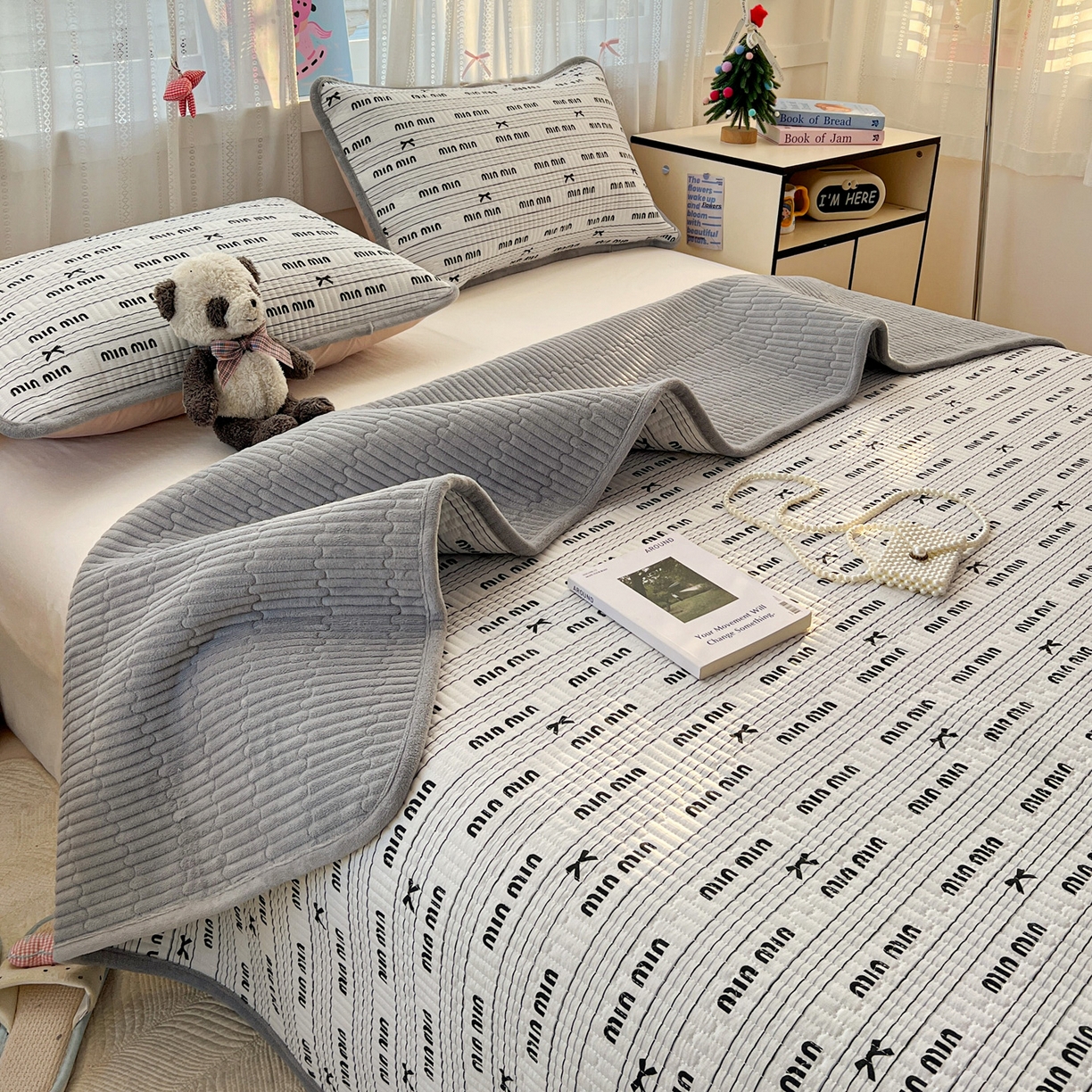 91家纺网 家纺一手货源 找家纺 恒尚居 2025新款双层纱牛奶绒床盖双面两用夹棉床单床垫-秋冬款 四季通用 miu miu【A双层纱-B牛奶绒】