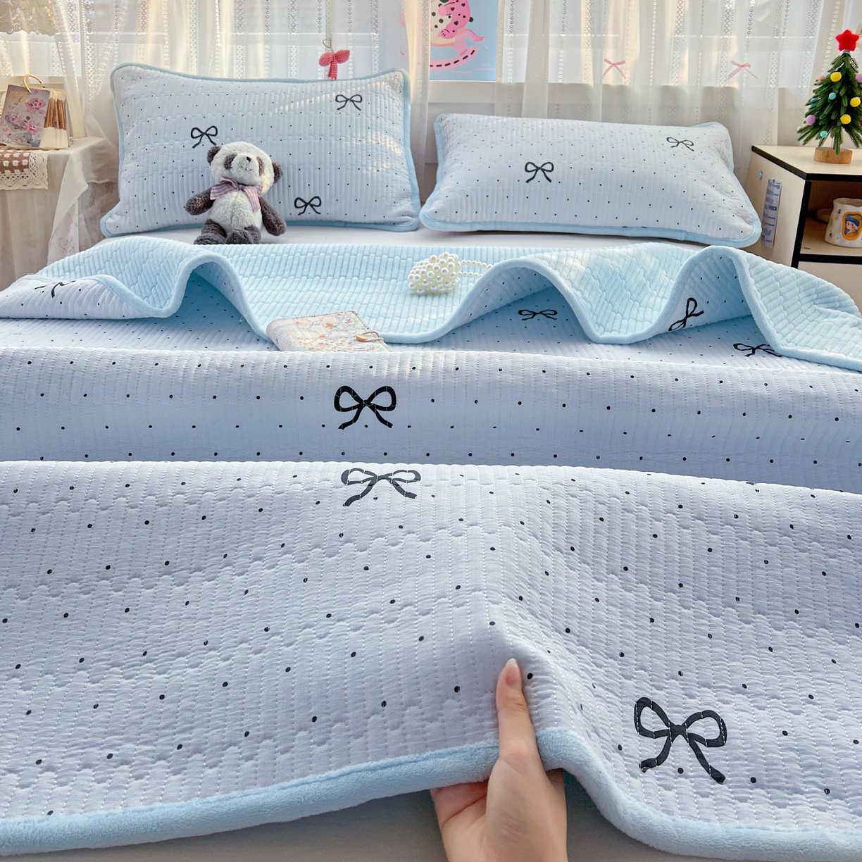 91家纺网 家纺一手货源 找家纺 恒尚居 2025新款双层纱牛奶绒床盖双面两用夹棉床单床垫-秋冬款 四季通用 海盐蝴蝶结【A双层纱-B牛奶绒】