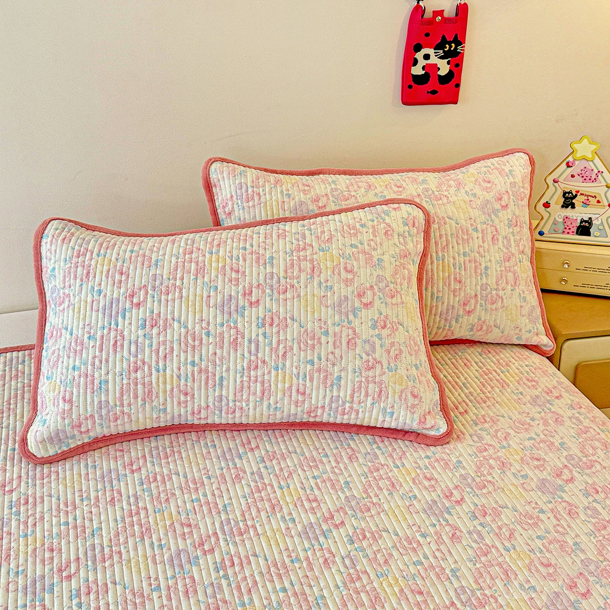 91家纺网 家纺一手货源 找家纺 恒尚居 2025新款双层纱牛奶绒床盖双面两用夹棉床单床垫-秋冬款 四季通用 玫瑰印象【A双层纱-B牛奶绒】