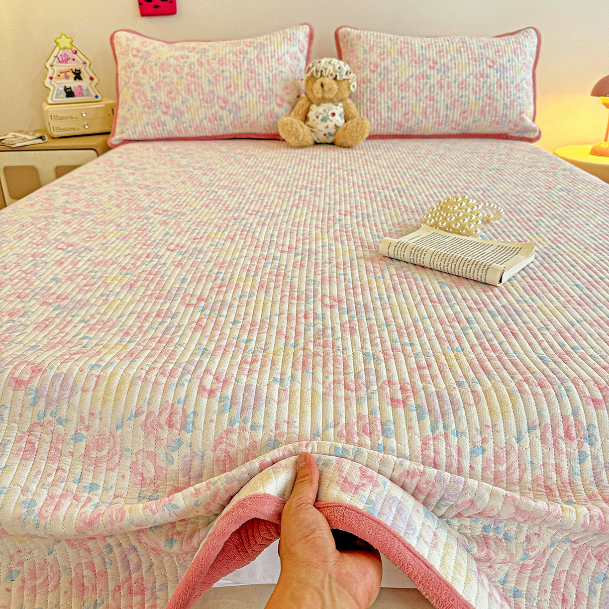 91家纺网 家纺一手货源 找家纺 恒尚居 2025新款双层纱牛奶绒床盖双面两用夹棉床单床垫-秋冬款 四季通用 玫瑰印象【A双层纱-B牛奶绒】