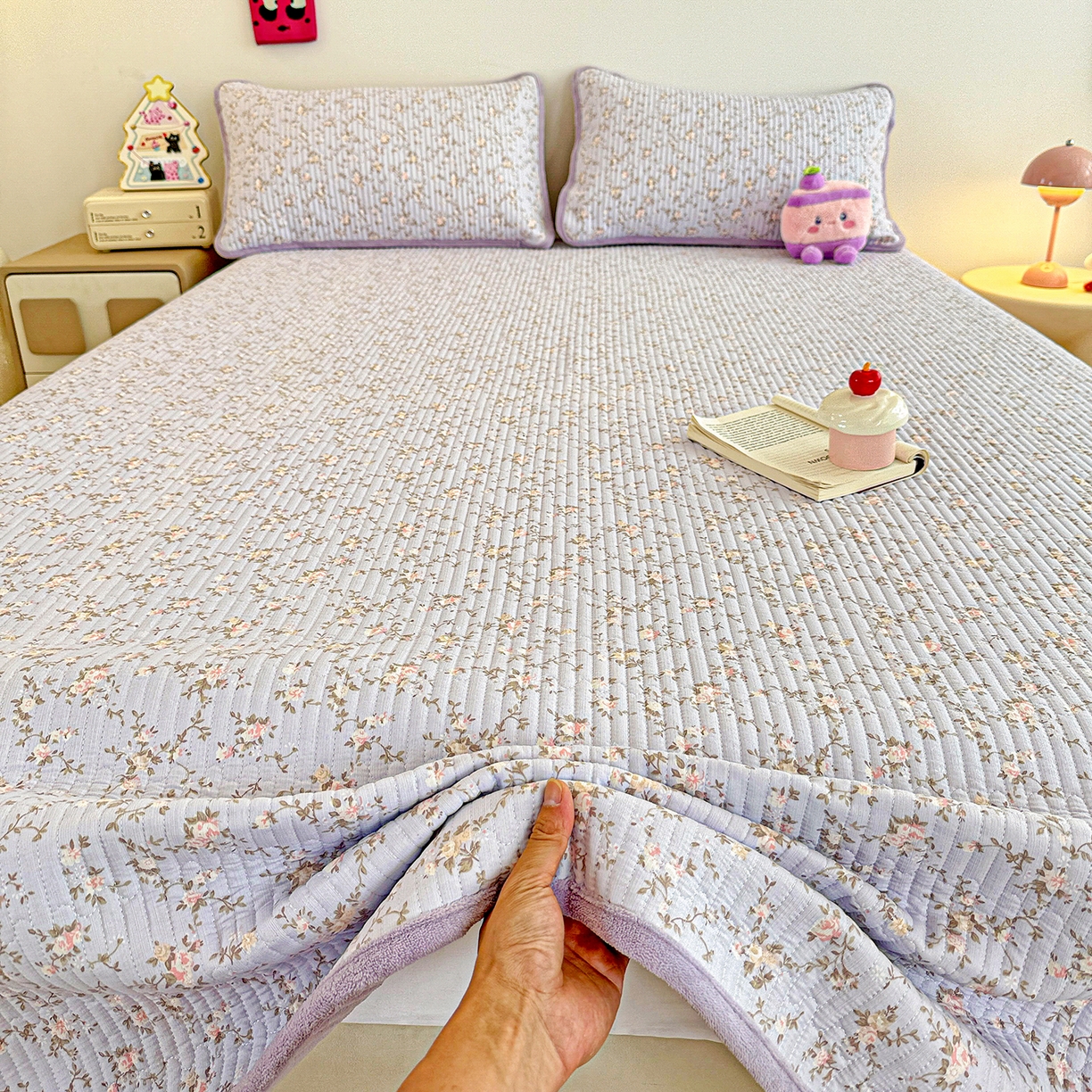 91家纺网 家纺一手货源 找家纺 恒尚居 2025新款双层纱牛奶绒床盖双面两用夹棉床单床垫-秋冬款 四季通用 紫藤花【A双层纱-B牛奶绒】