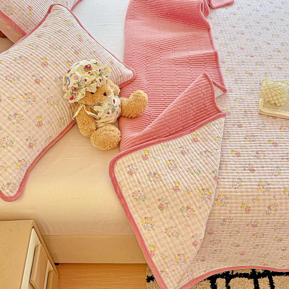 91家纺网 家纺一手货源 找家纺 恒尚居 2025新款双层纱牛奶绒床盖双面两用夹棉床单床垫-秋冬款 四季通用 美好时光【A双层纱-B牛奶绒】