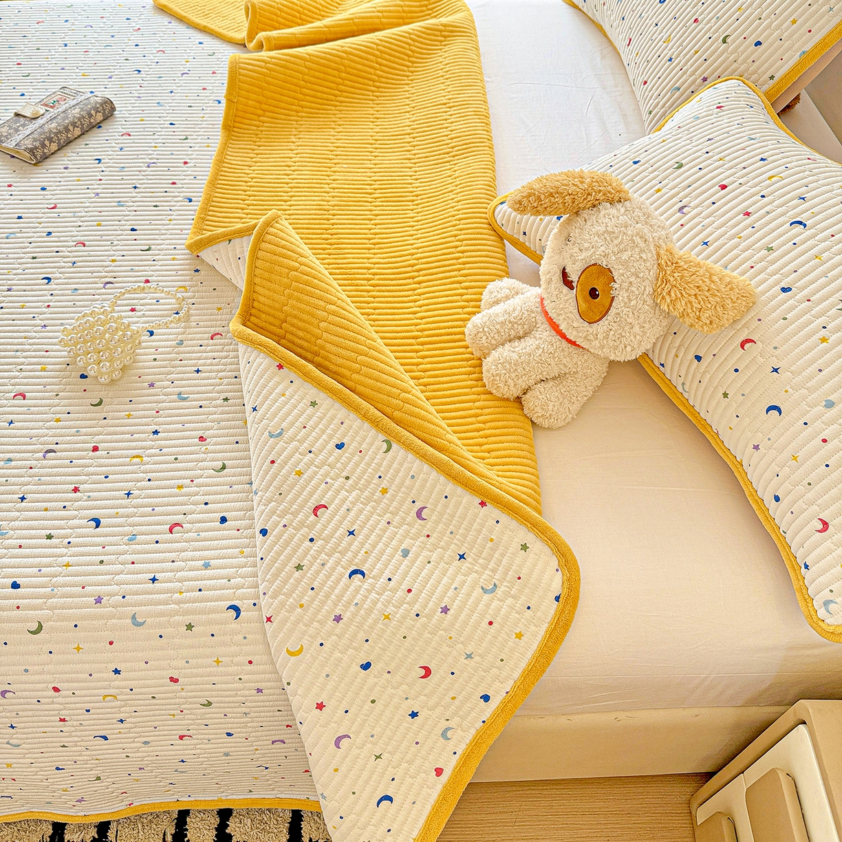 91家纺网 家纺一手货源 找家纺 恒尚居 2025新款双层纱牛奶绒床盖双面两用夹棉床单床垫-秋冬款 四季通用 星月【A双层纱-B牛奶绒】