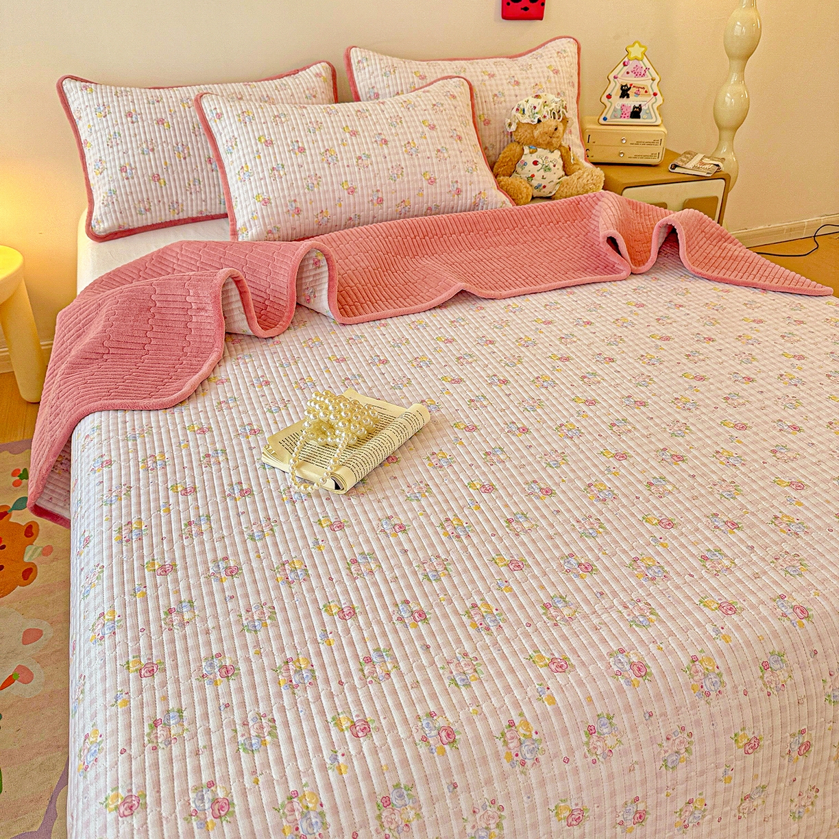 91家纺网 家纺一手货源 找家纺 恒尚居 2025新款双层纱牛奶绒床盖双面两用夹棉床单床垫-秋冬款 四季通用 美好时光【A双层纱-B牛奶绒】