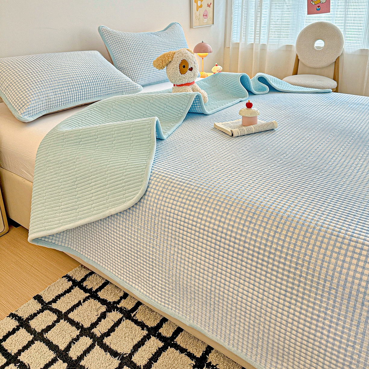 91家纺网 家纺一手货源 找家纺 恒尚居 2025新款双层纱牛奶绒床盖双面两用夹棉床单床垫-秋冬款 四季通用 天蓝格【A双层纱-B牛奶绒】