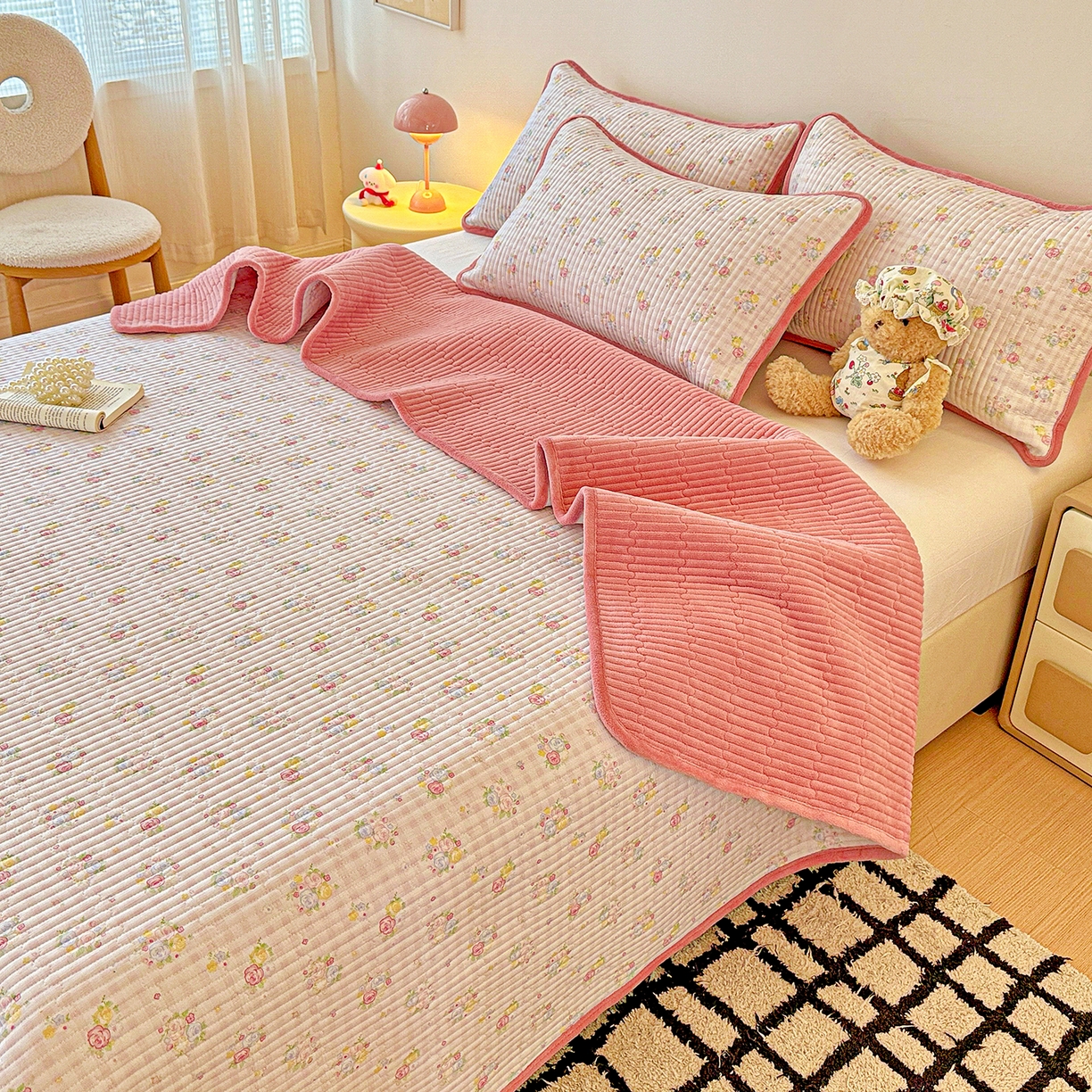 91家纺网 家纺一手货源 找家纺 恒尚居 2025新款双层纱牛奶绒床盖双面两用夹棉床单床垫-秋冬款 四季通用 美好时光【A双层纱-B牛奶绒】