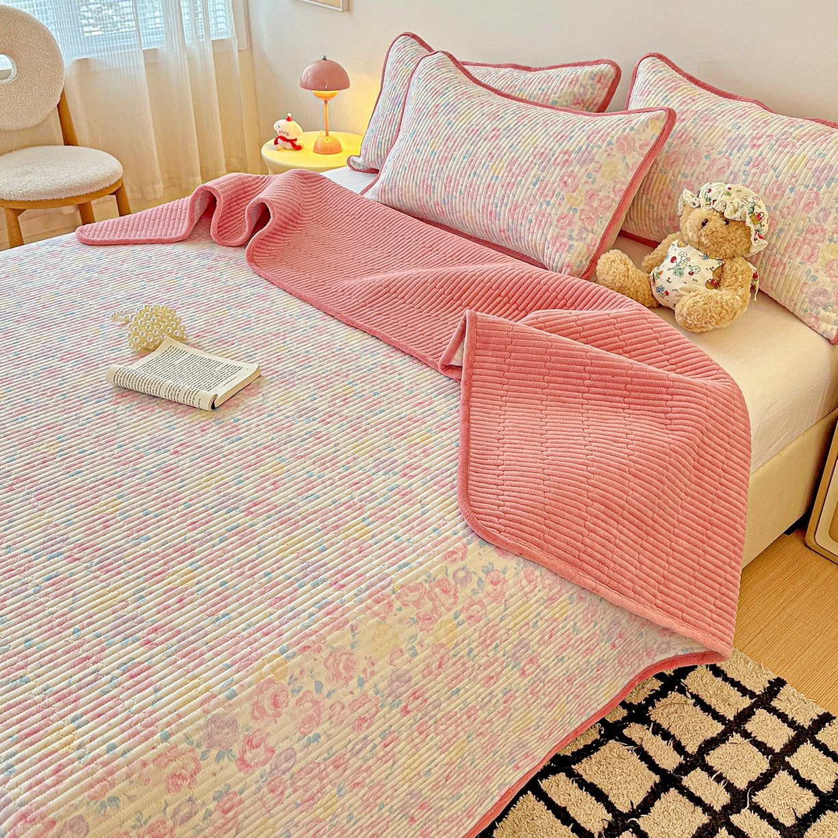 91家纺网 家纺一手货源 找家纺 恒尚居 2025新款双层纱牛奶绒床盖双面两用夹棉床单床垫-秋冬款 四季通用 玫瑰印象【A双层纱-B牛奶绒】