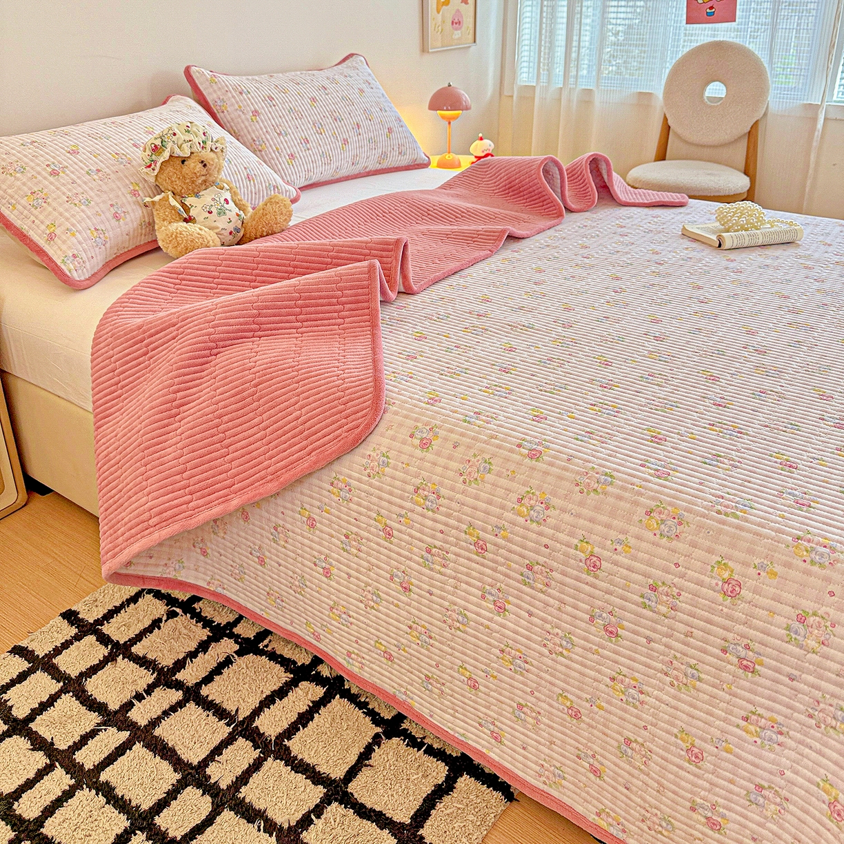 91家纺网 家纺一手货源 找家纺 恒尚居 2025新款双层纱牛奶绒床盖双面两用夹棉床单床垫-秋冬款 四季通用 美好时光【A双层纱-B牛奶绒】