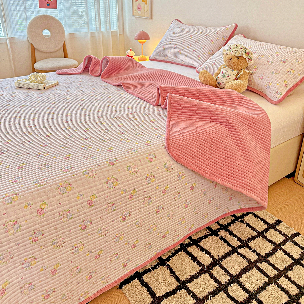 91家纺网 家纺一手货源 找家纺 恒尚居 2025新款双层纱牛奶绒床盖双面两用夹棉床单床垫-秋冬款 四季通用 美好时光【A双层纱-B牛奶绒】