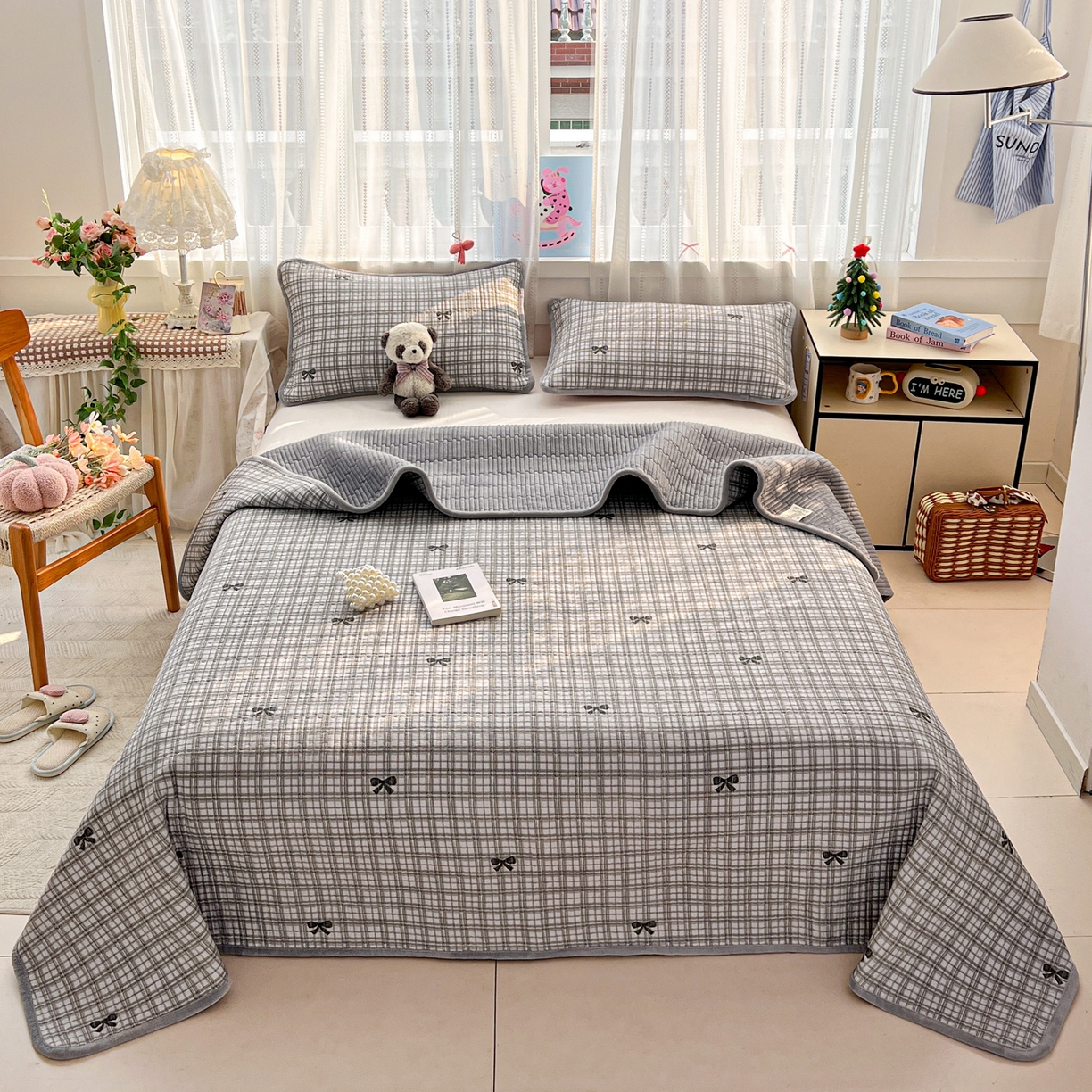 91家纺网 家纺一手货源 找家纺 恒尚居 2025新款双层纱牛奶绒床盖双面两用夹棉床单床垫-秋冬款 四季通用 时光蝴蝶结-灰【A双层纱-B牛奶绒】