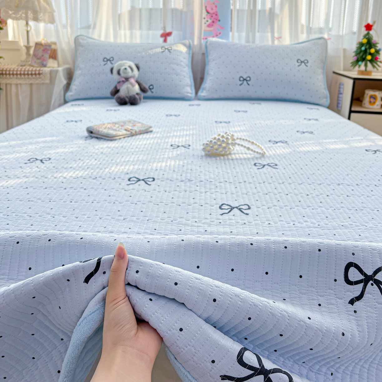 91家纺网 家纺一手货源 找家纺 恒尚居 2025新款双层纱牛奶绒床盖双面两用夹棉床单床垫-秋冬款 四季通用 海盐蝴蝶结【A双层纱-B牛奶绒】