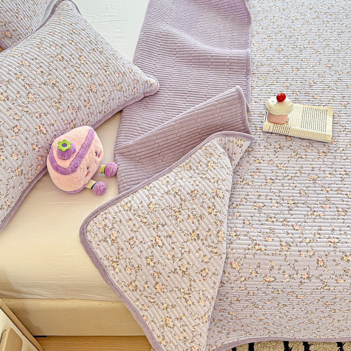 91家纺网 家纺一手货源 找家纺 恒尚居 2025新款双层纱牛奶绒床盖双面两用夹棉床单床垫-秋冬款 四季通用 紫藤花【A双层纱-B牛奶绒】