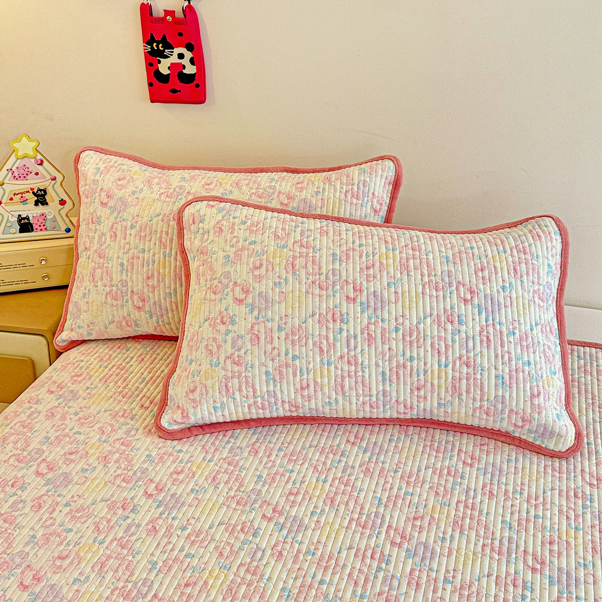 91家纺网 家纺一手货源 找家纺 恒尚居 2025新款双层纱牛奶绒床盖双面两用夹棉床单床垫-秋冬款 四季通用 玫瑰印象【A双层纱-B牛奶绒】