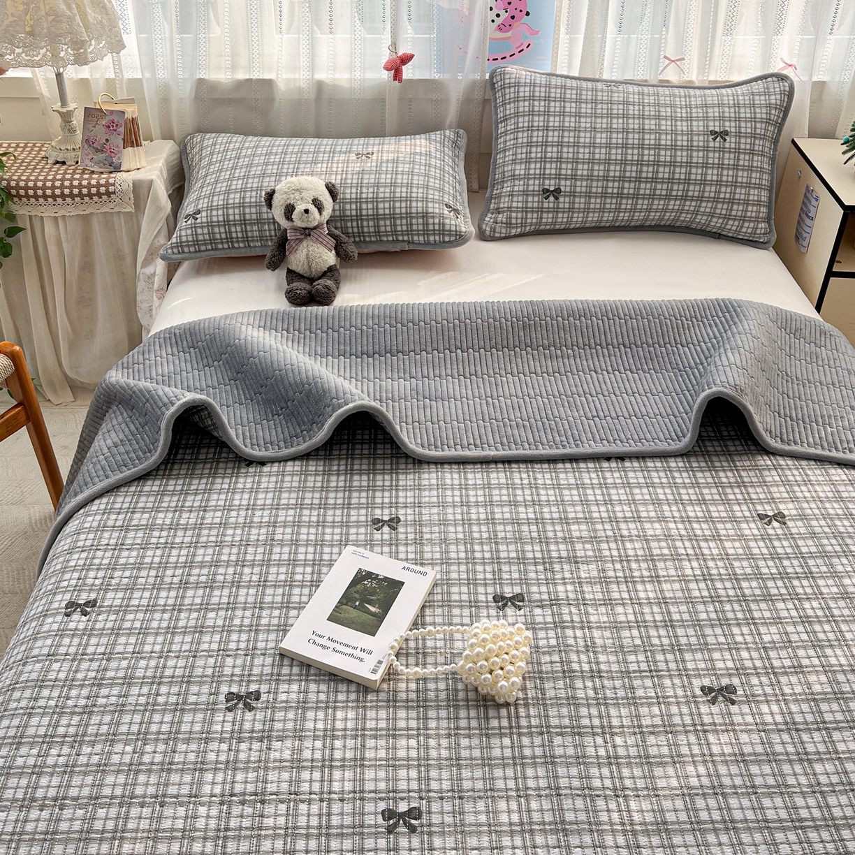 91家纺网 家纺一手货源 找家纺 恒尚居 2025新款双层纱牛奶绒床盖双面两用夹棉床单床垫-秋冬款 四季通用 时光蝴蝶结-灰【A双层纱-B牛奶绒】