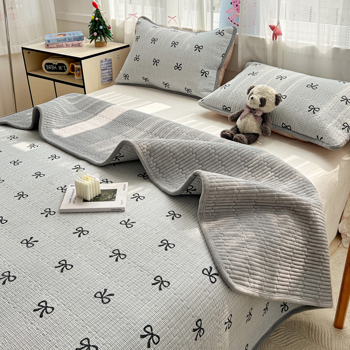 91家纺网 家纺一手货源 找家纺 恒尚居 2025新款双层纱牛奶绒床盖双面两用夹棉床单床垫-秋冬款 四季通用 蝴蝶结-灰【A双层纱-B牛奶绒】